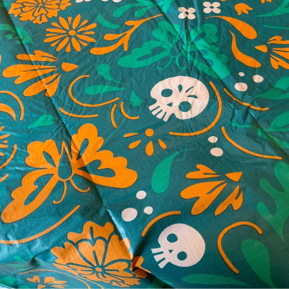 Tablecloth - Picture 3 of 3